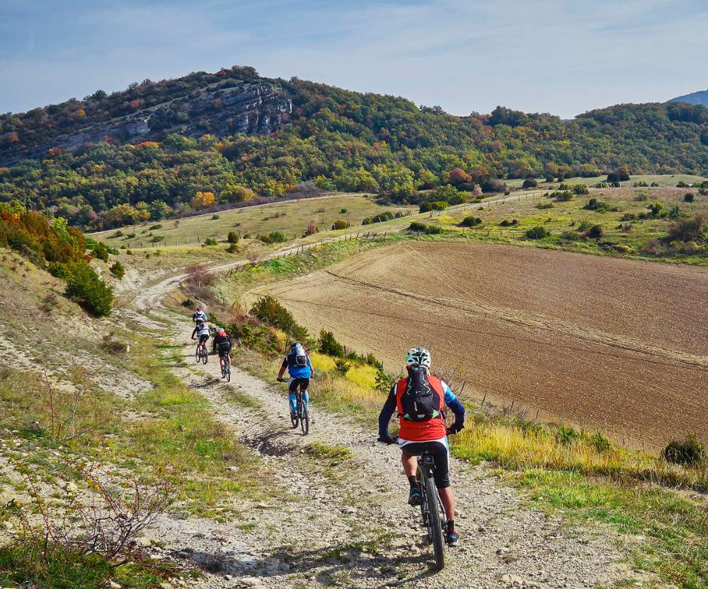 Ciclistas en la sierra de Andía